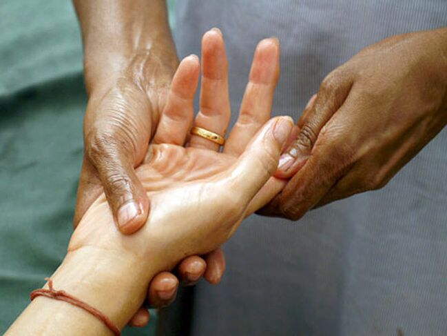 Manual therapy is a fairly popular method of treating rhizarthrosis, which affects the joints of the fingers.